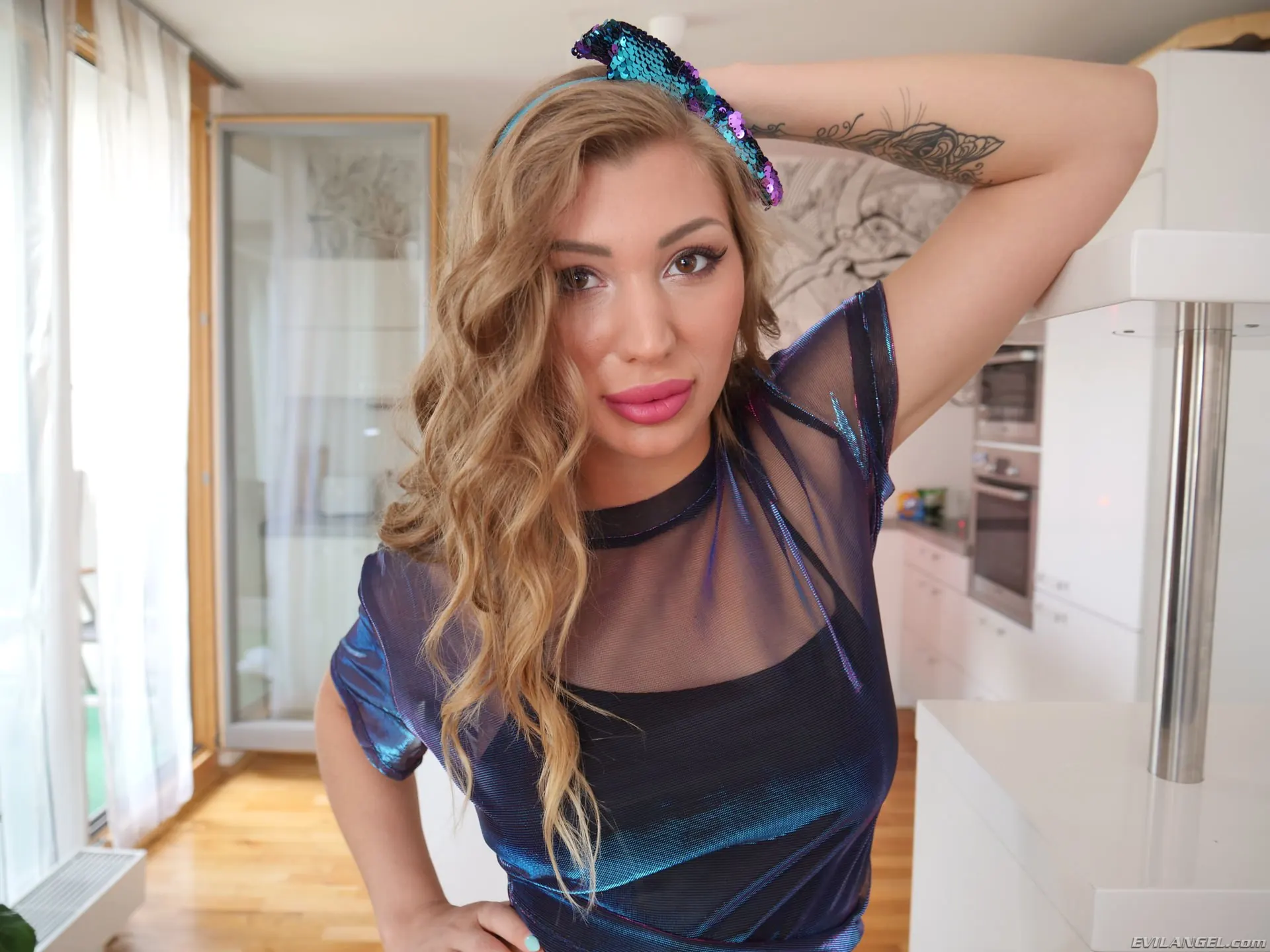 Evil Angel 'Bandidos del culo' protagonizando Vyvan Hill (foto 2)